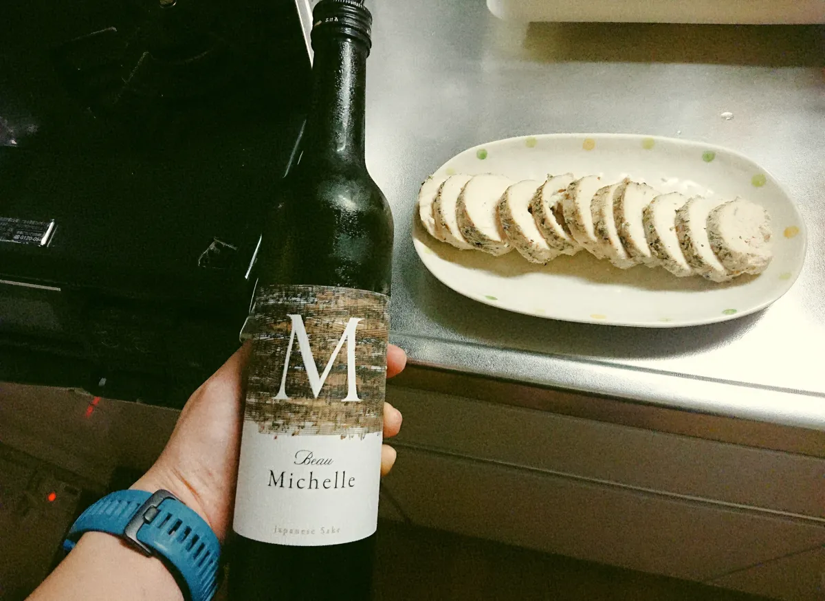 Beau Michelleのボトルとハーブが添えられた肉料理