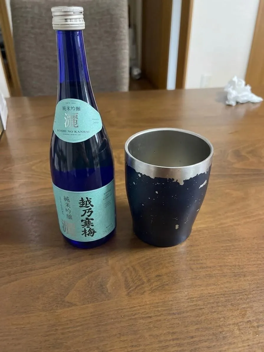 青いボトルに入った越乃寒梅 純米吟醸 灑と、愛用のタンブラー