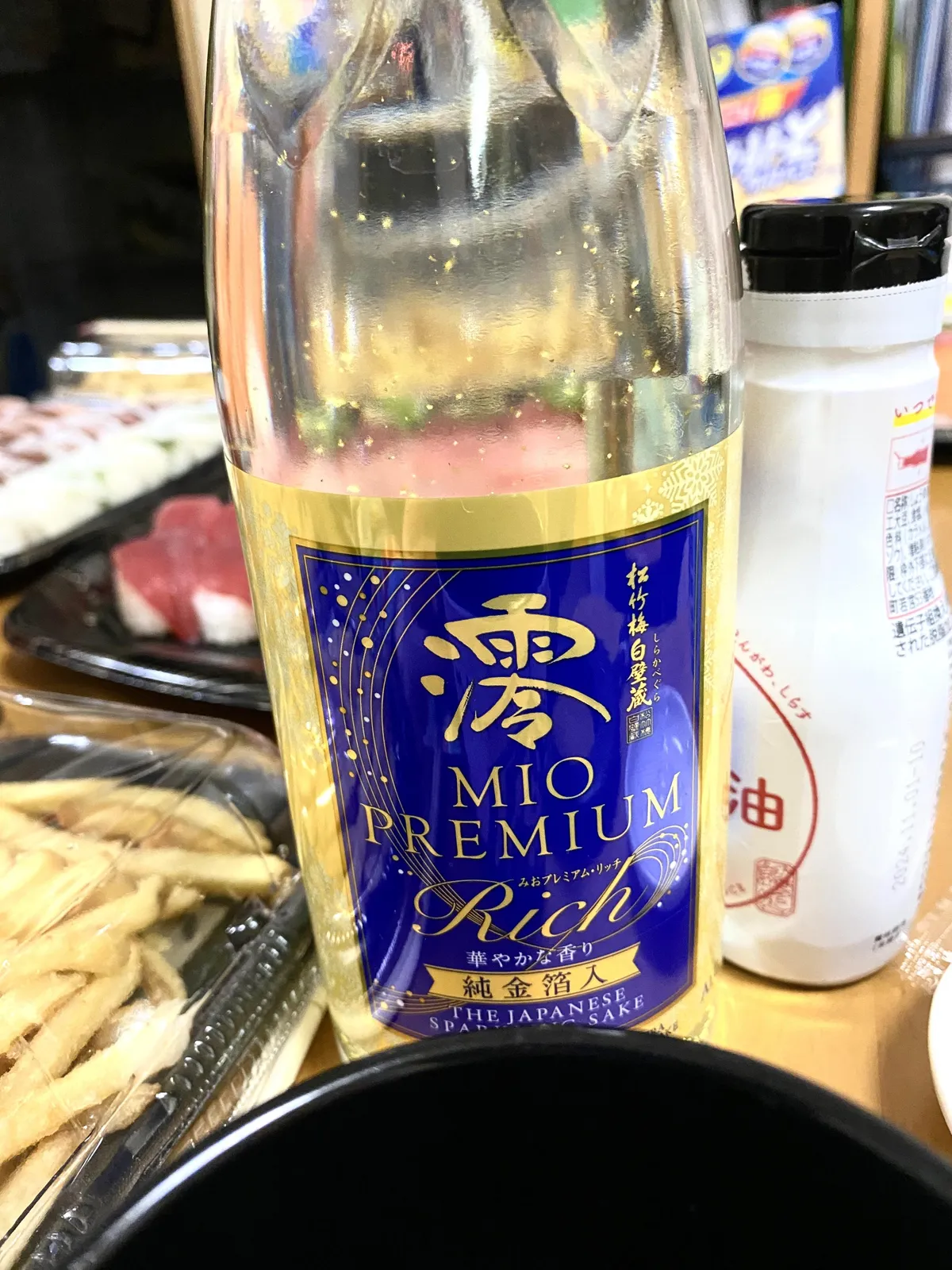 金箔が舞う松竹梅白壁蔵「澪」PREMIUM<RICH>のボトルと食卓の風景