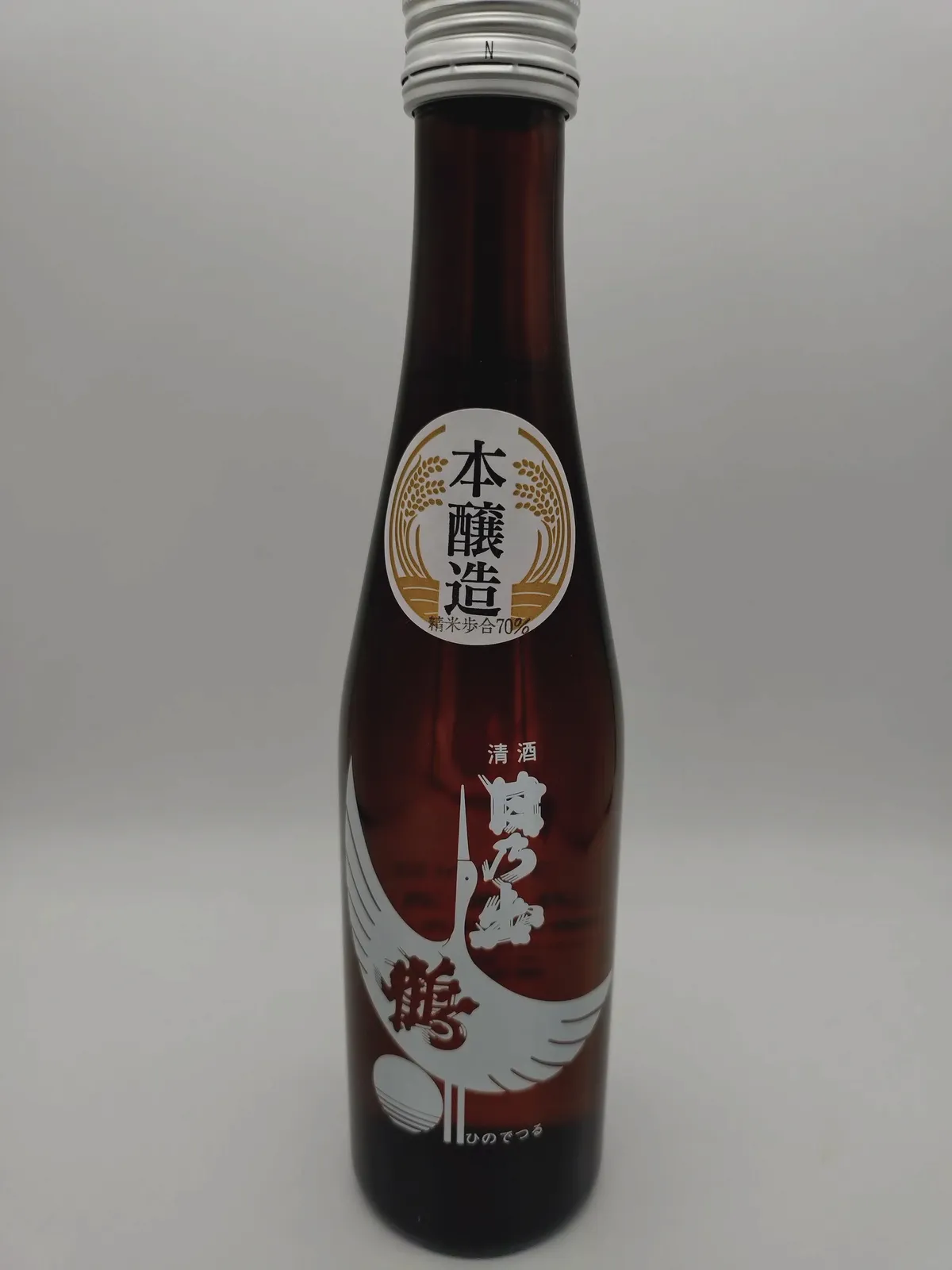日乃出鶴 本醸造の300mlボトル。大きく羽ばたく鶴と日の出が描かれた印象的なデザイン