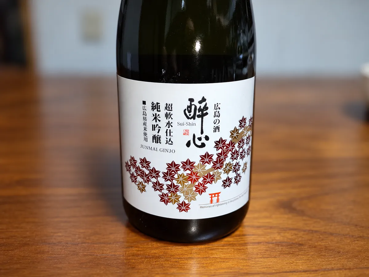 純米吟醸 酔心 超軟水仕込の正面ラベル。紅葉のデザインと鳥居のアイコンが描かれている