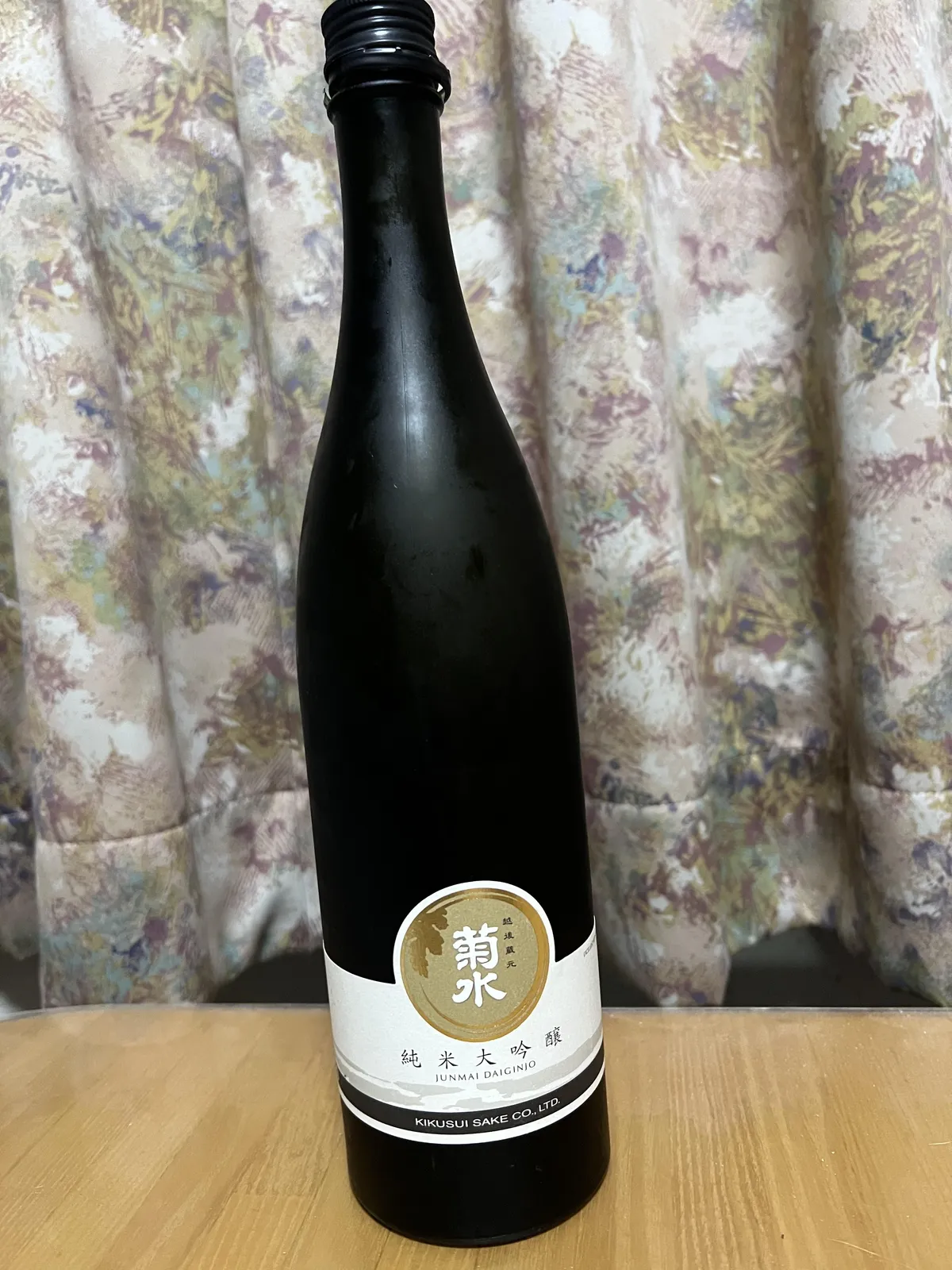 黒いスリムなボトルに菊水のロゴが入ったラベルが貼られた日本酒