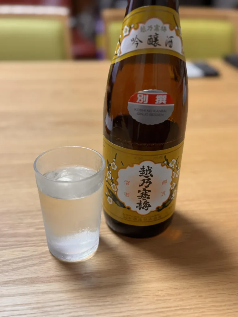 新潟の風土を映す凛とした佇まい。「越乃寒梅 吟醸 別撰」を囲む穏やかな時間