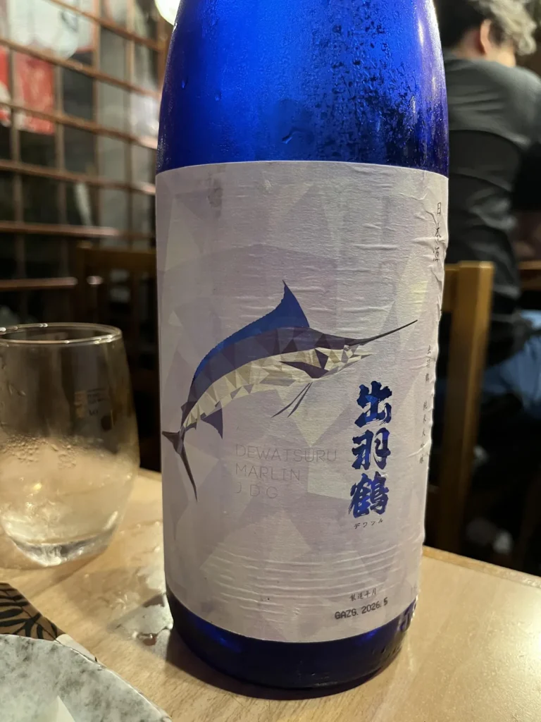 涼やかなブルーに、躍動するカジキ。出羽鶴 MARLINと旬のお刺身を愉しむ