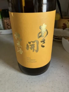 黄色のラベルが誘う、みずみずしい米の旨味。「あさ開 純米酒 黄ラベル」と過ごす時間