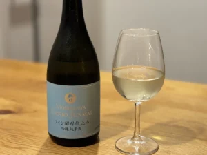 ワイン酵母が奏でる爽やかな調和。桃川の「ワイン酵母仕込み 吟醸純米酒」をグラスで