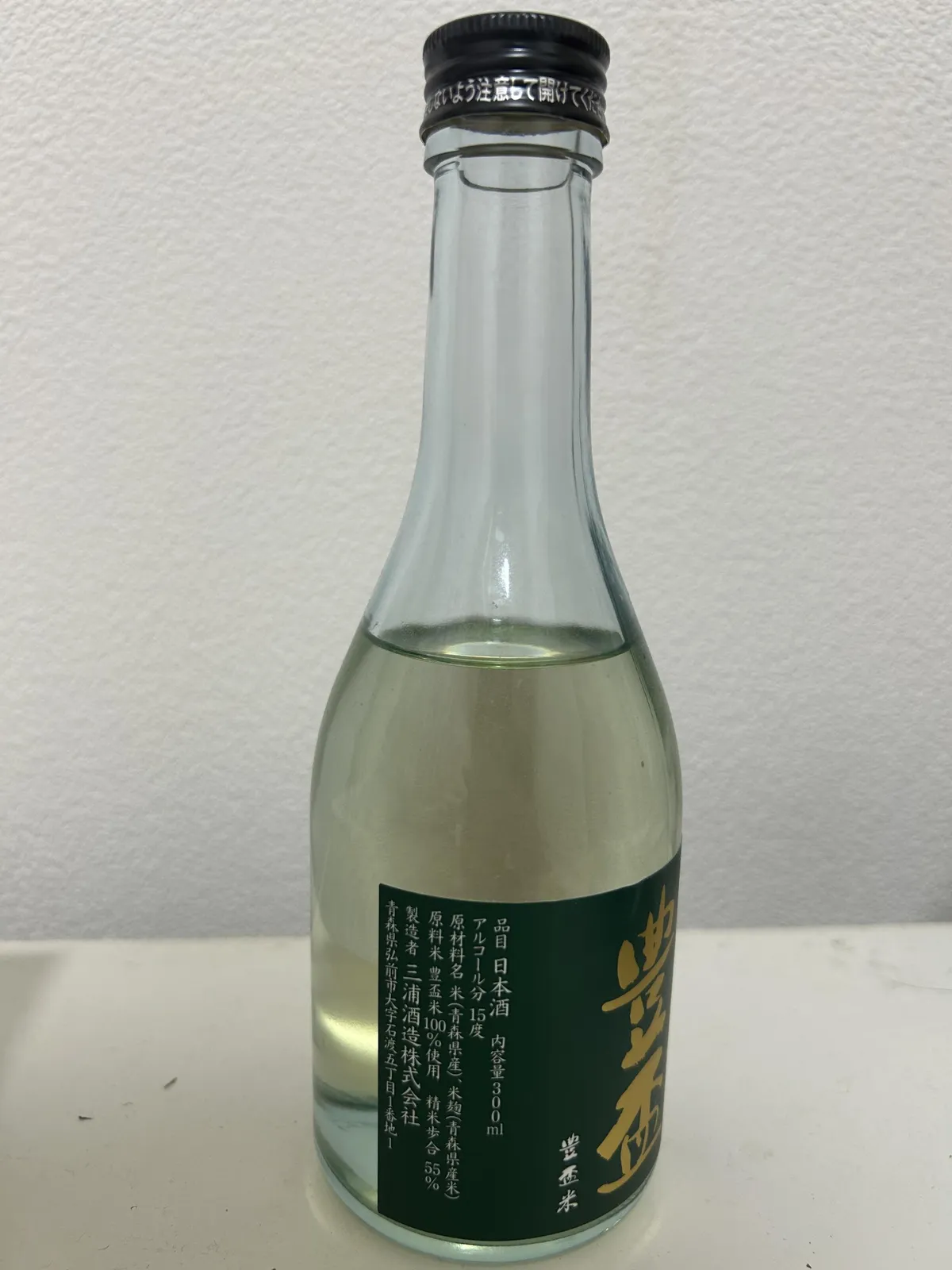 ボトルの裏ラベル。豊盃米100%使用などの詳細が記されている