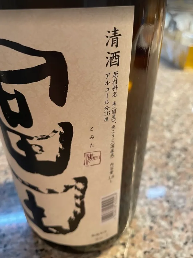 アルコール分16度などの情報が記されたラベル側面