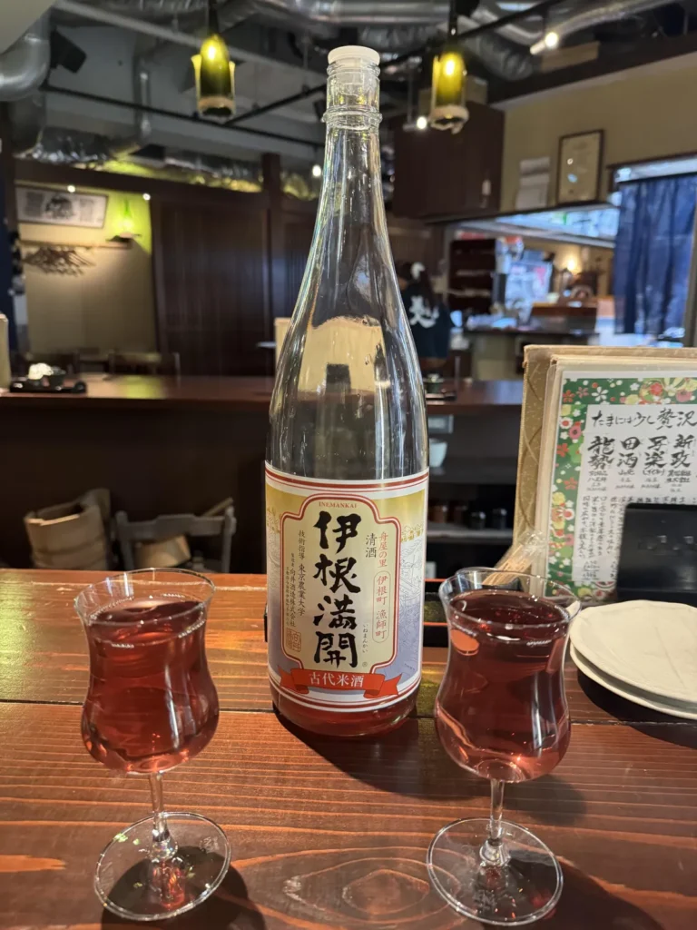 「伊根満開」の鮮やかな紅。古代米が紡ぐ、甘酸っぱく新しい日本酒の形