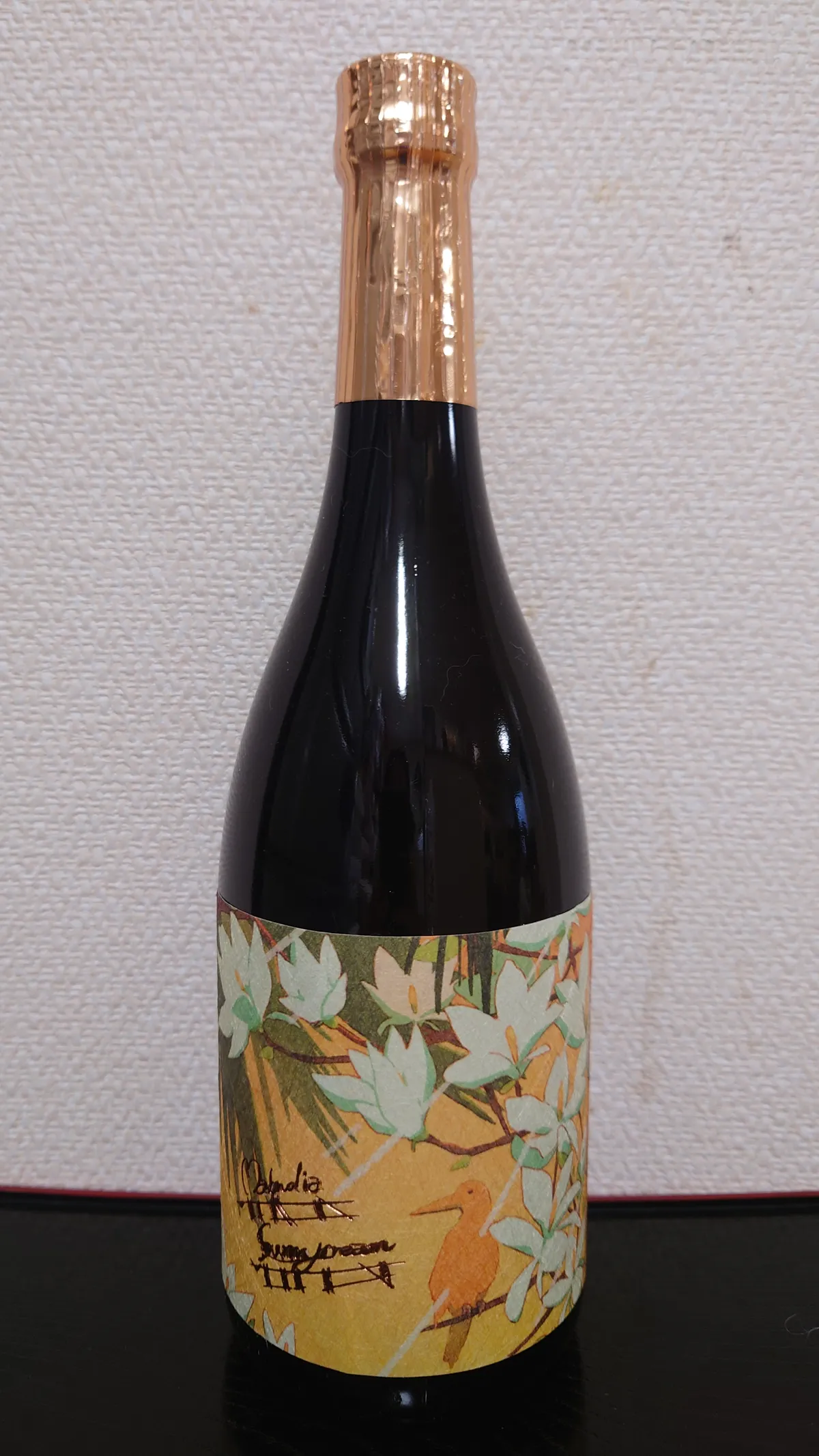 華やかな花と鳥が描かれたsunny creamのボトル