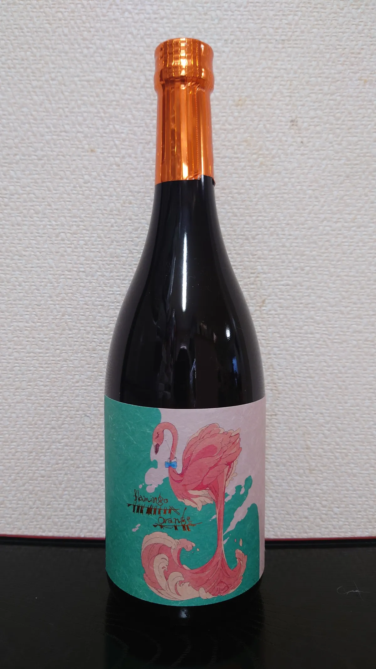 フラミンゴのイラストが描かれたflamingo orangeのボトル正面