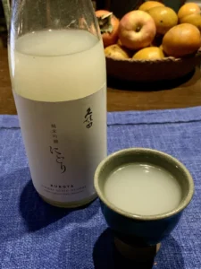 「久保田」が醸す、さらりと華やかなにごり酒。冬の食卓を彩る「久保田 純米吟醸 にごり」の魅力